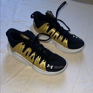 Under Armour Women's Flow Breakthru 4 basketball (or volleyball) shoes